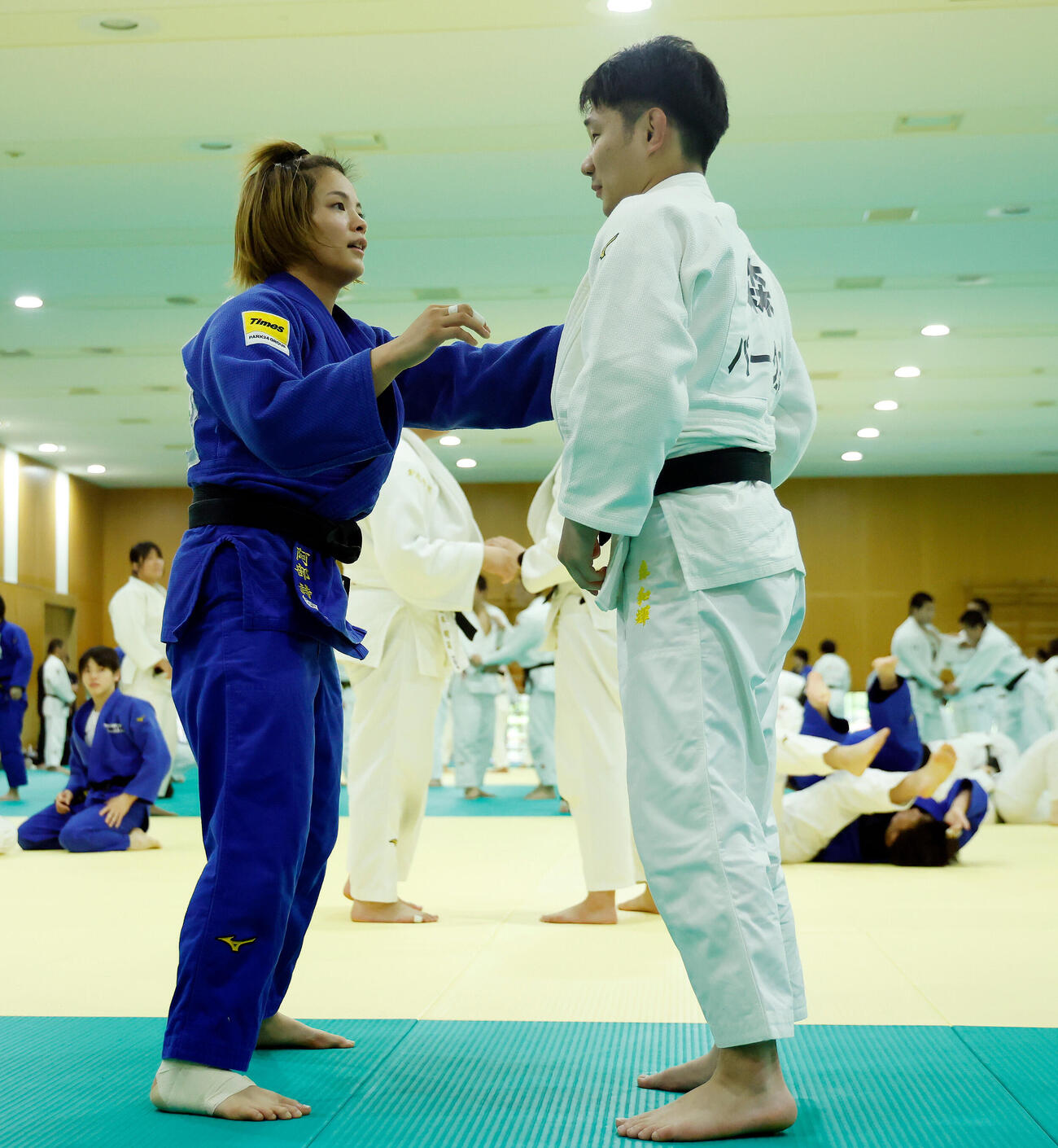 全日本女子合宿　公開練習に取り組む52キロ級・阿部詩（左）と森和輝トレーナー（撮影・山本朝陽）