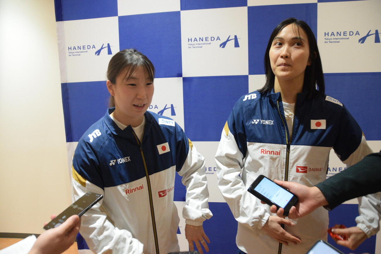 取材に応じる五十嵐（左）と中西＝2026年5月5日