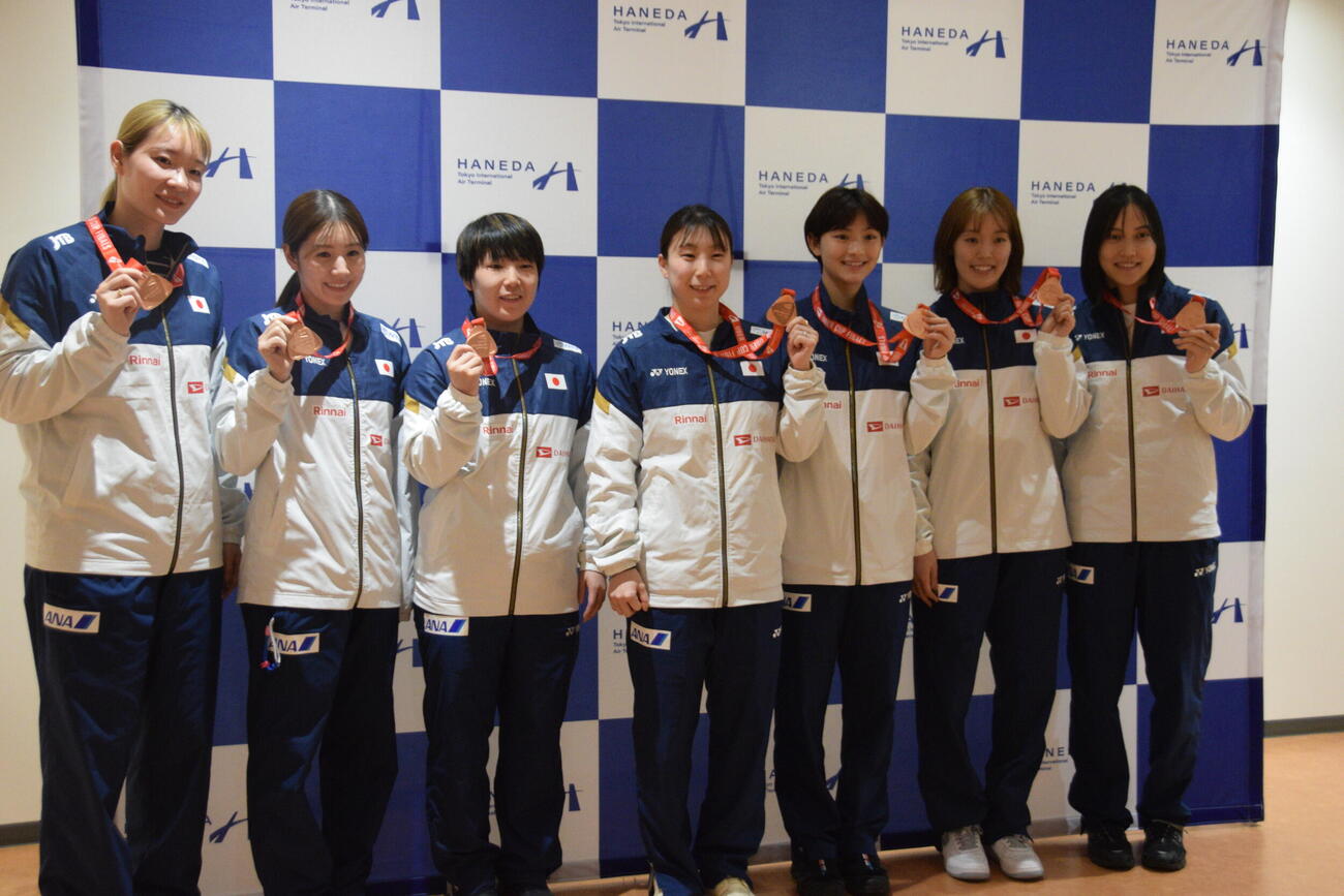 帰国したバドミントン女子日本代表、左から松本、志田、山口、五十嵐、宮崎、岩永、中西