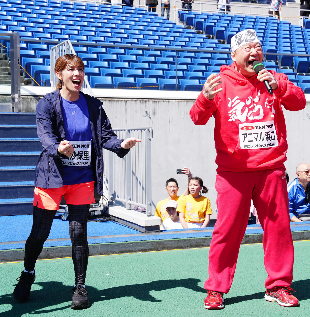 JA全農チビリンピック2026の開会式で気合を入れるアニマル浜口さん（右）と吉田沙保里さん（撮影・江口和貴）