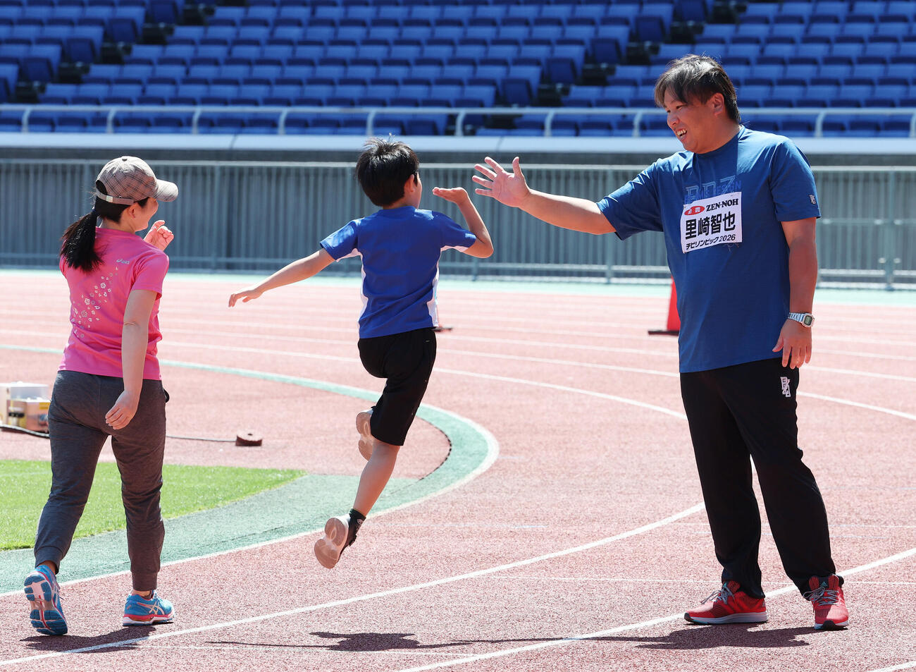 JA全農杯チビリンピック2026　親子マラソンで笑顔で迎える里崎智也さん（撮影・宮地輝）
