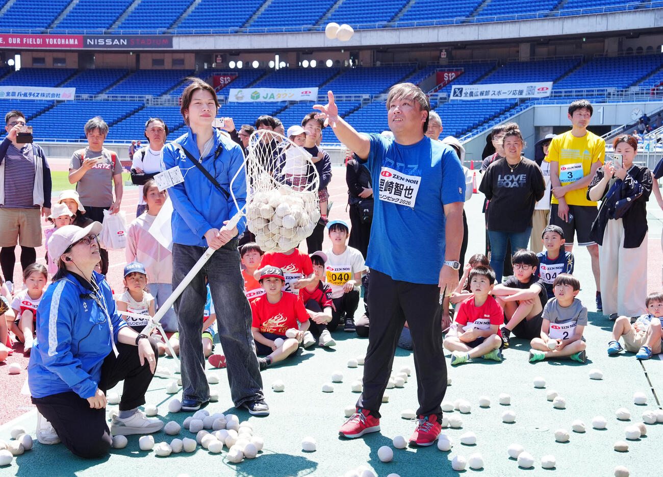 JA全農　チビリンピック2026　玉入れで数える里崎智也さん（右）（撮影・江口和貴）