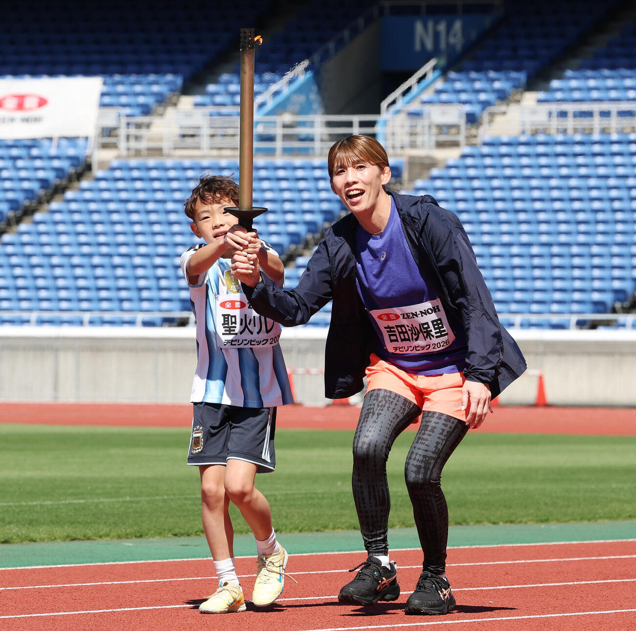 JA全農杯チビリンピック2026　子どもと聖火リレーする吉田沙保里さん（撮影・宮地輝）