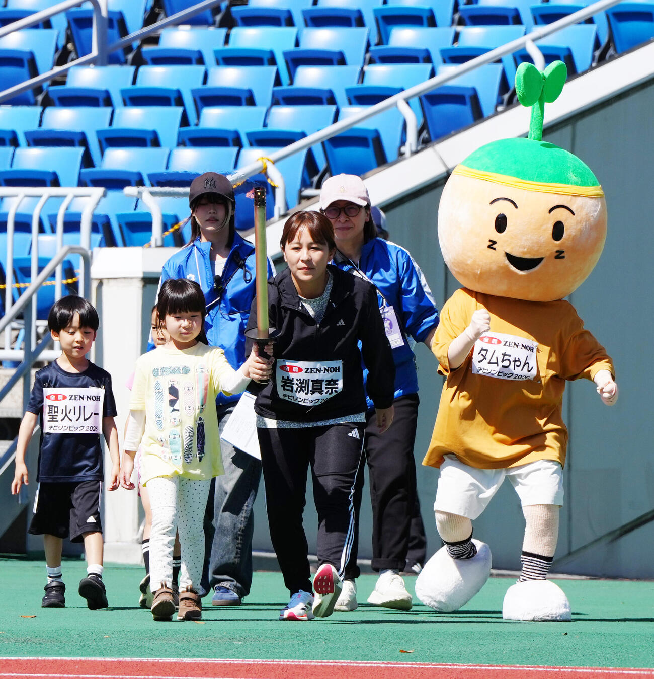JA全農チビリンピック2026の開会式で聖火リレーを行う岩渕真奈さん（中央）（撮影・江口和貴）