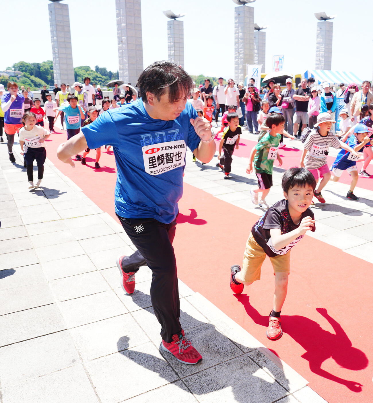 JA全農チビリンピック2026　「かけっこアタック」に参加する里崎智也さん（左）（撮影・江口和貴）