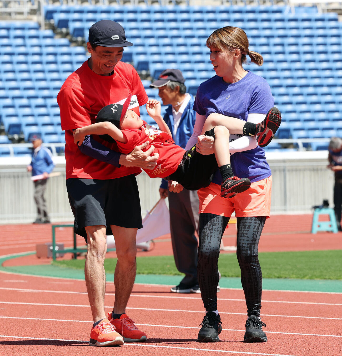 JA全農杯チビリンピック2026　親子マラソンで子どもを抱える吉田沙保里さん（撮影・宮地輝）
