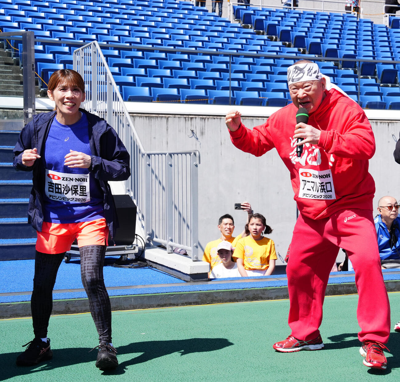 JA全農チビリンピック2026の開会式で気合を入れるアニマル浜口さん（右）と吉田沙保里さん（撮影・江口和貴）