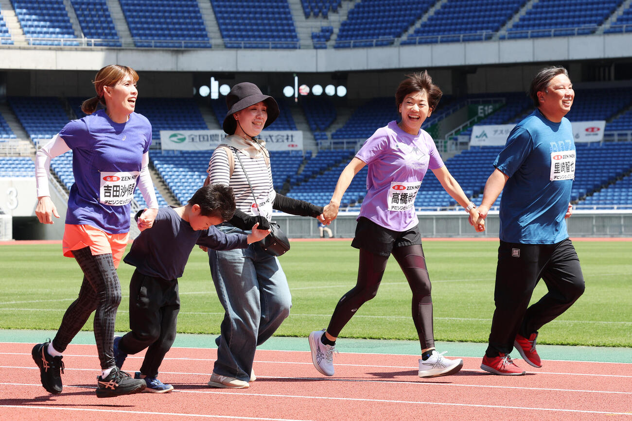 JA全農杯チビリンピック2026　親子マラソンで一緒に走る左から吉田沙保里さん、2人おいて、高橋尚子さん、里崎智也さん（撮影・宮地輝）
