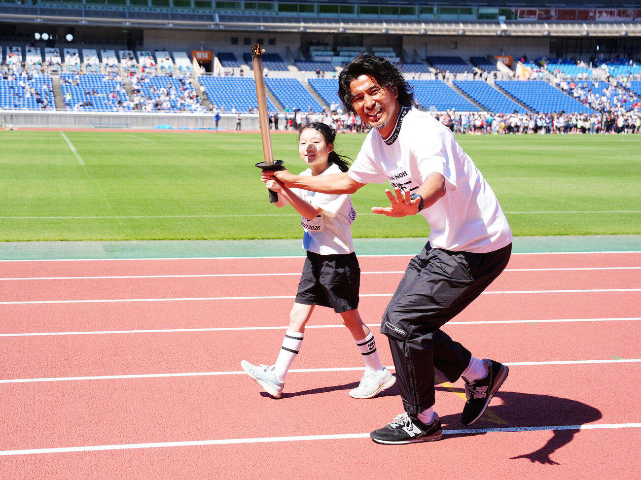 JA全農　チビリンピック2026の開会式で聖火リレーを行う中沢佑二さん（右）（撮影・江口和貴）