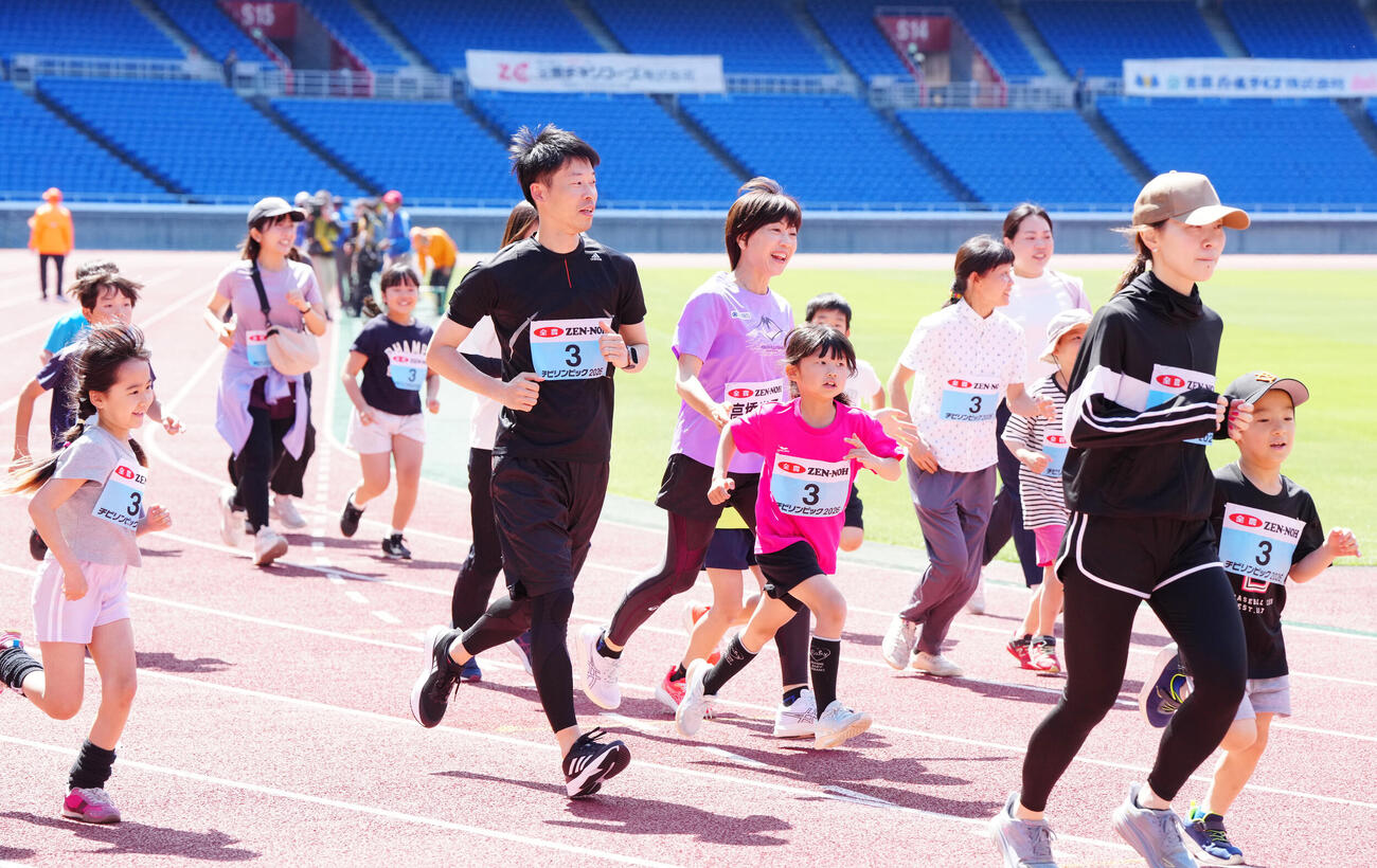 JA全農　チビリンピック2026　親子マラソンで参加者と走る高橋尚子さん（中央）（撮影・江口和貴）