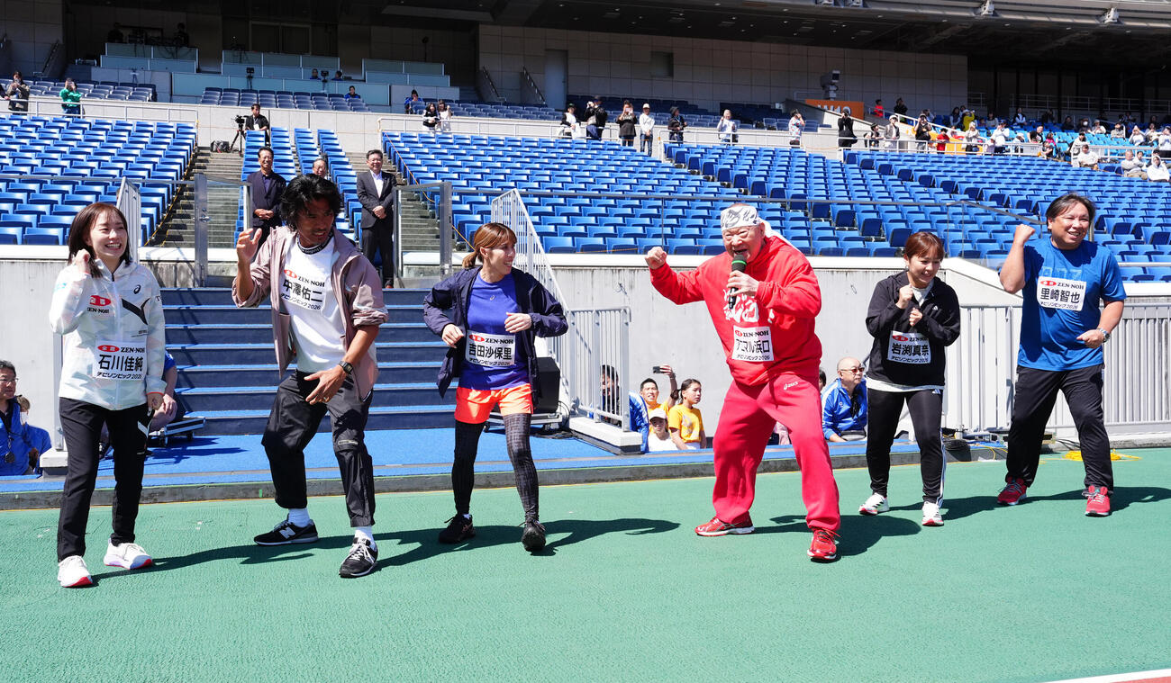 JA全農チビリンピック2026の開会式で気合を入れるアニマル浜口さん（左から4人目）ら。左から石川佳純さん、中沢佑二さん、吉田沙保里さん、1人おいて岩渕真奈さん、里崎智也さん（撮影・江口和貴）