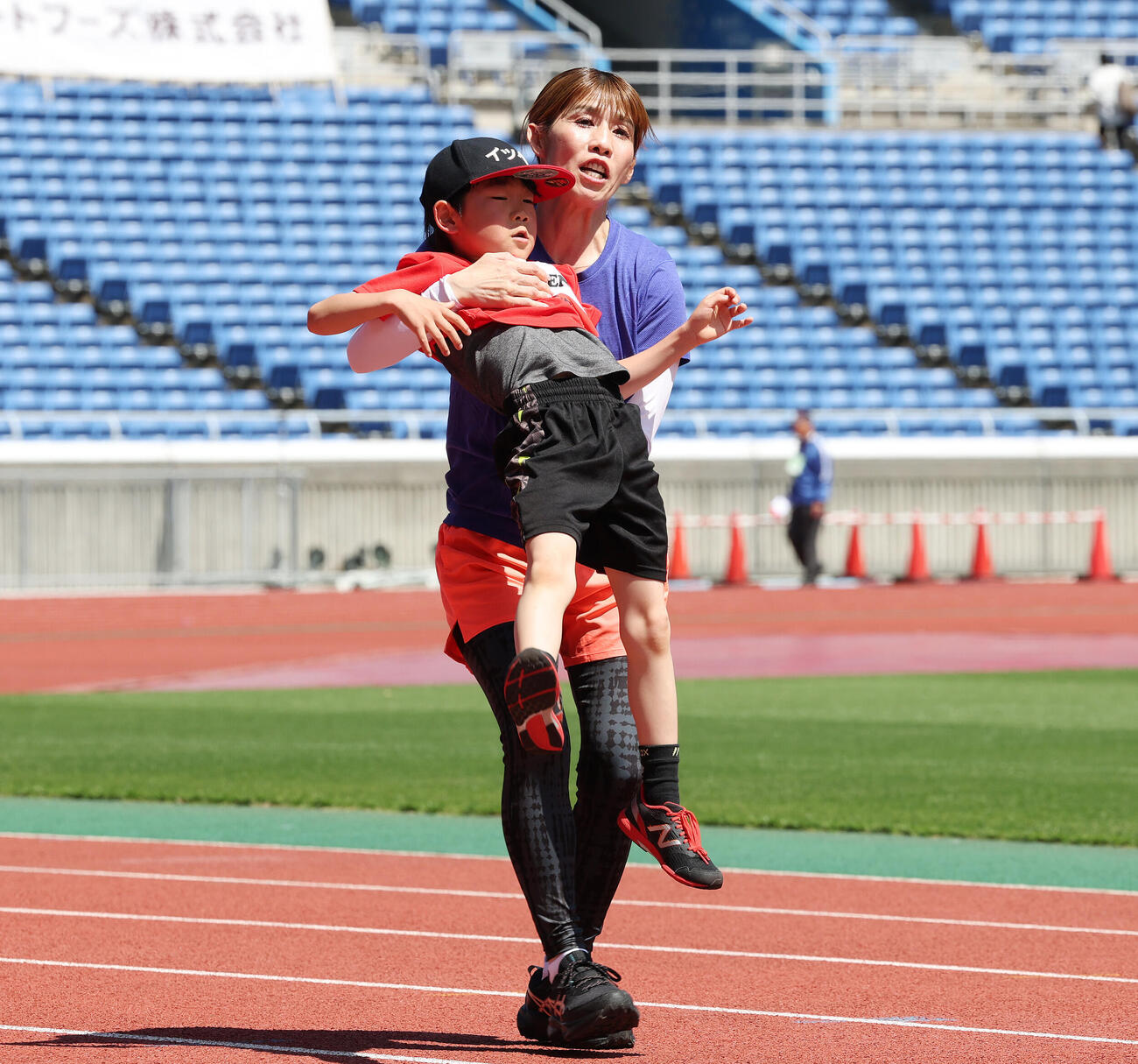 JA全農杯チビリンピック2026　親子マラソンで子どもを抱える吉田沙保里さん（撮影・宮地輝）