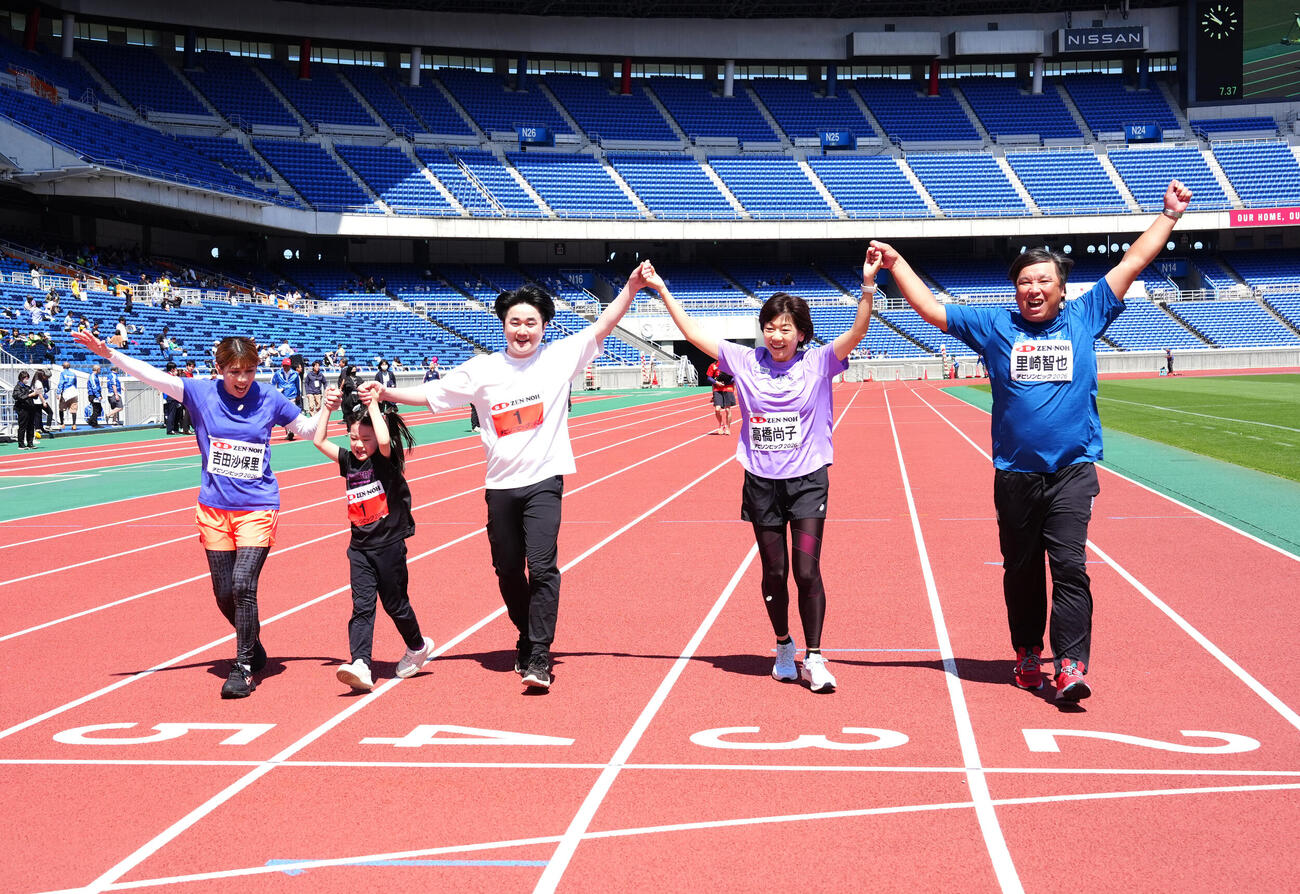 JA全農　チビリンピック2026　親子マラソンで参加者とゴールする高橋尚子さん（左から4人目）ら。左端は吉田沙保里さん、右端は里崎智也さん（撮影・江口和貴）