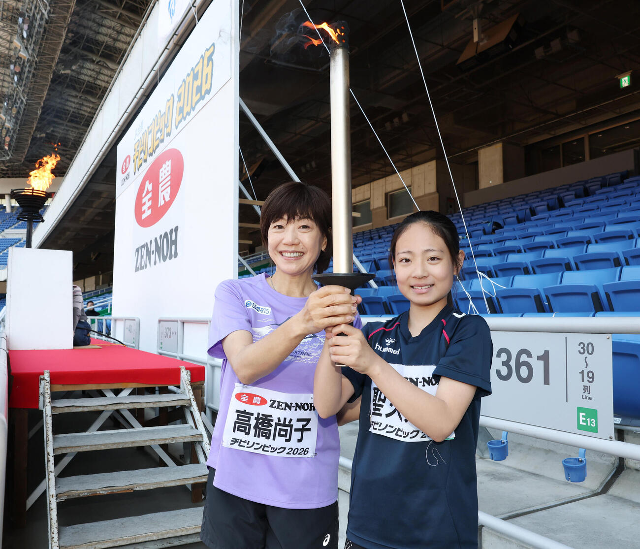 JA全農杯チビリンピック2026　子どもと聖火リレーした高橋尚子さん（撮影・宮地輝）