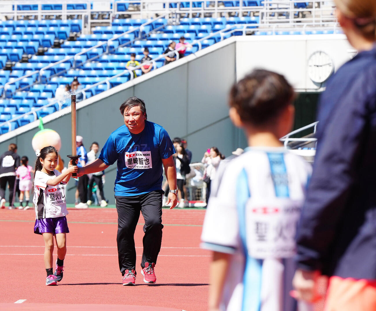 JA全農　チビリンピック2026の開会式で聖火リレーを行う里崎智也さん（後方右）（撮影・江口和貴）