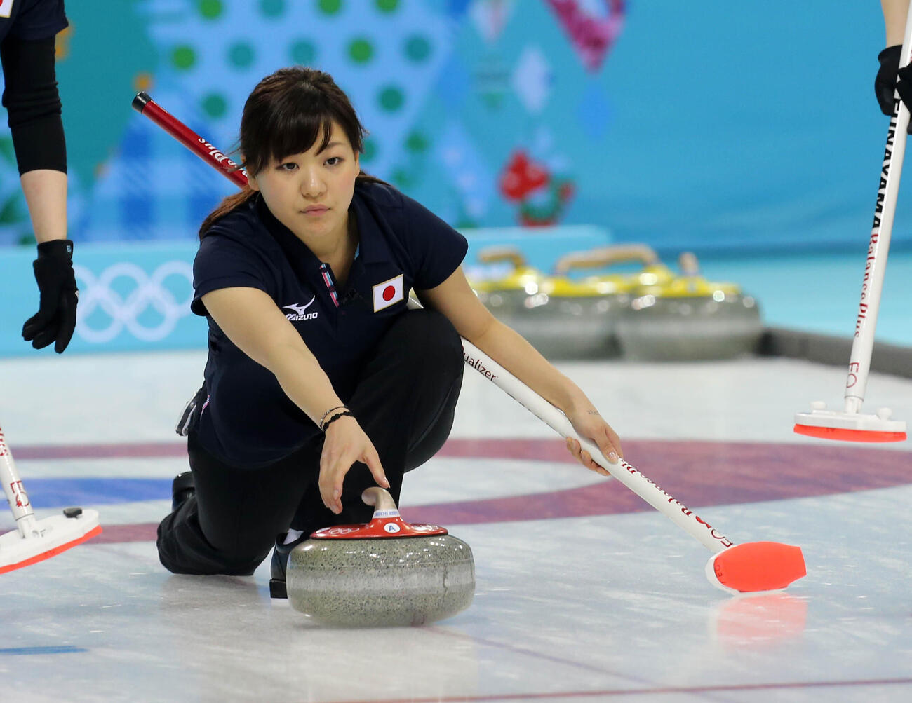 2014年2月、ソチ五輪　カーリング女子1次リーグ　日本対ロシア　ショットを放つ吉田知那美（撮影・PNP）
