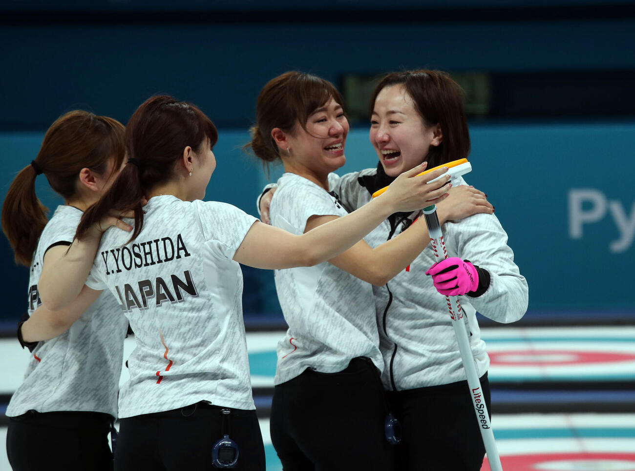 2018年2月、平昌五輪　カーリング女子3位決定戦　日本対英国　英国を下して銅メダルが決まり喜び合う、右から藤沢、吉田知、吉田夕、鈴木（撮影・PNP）