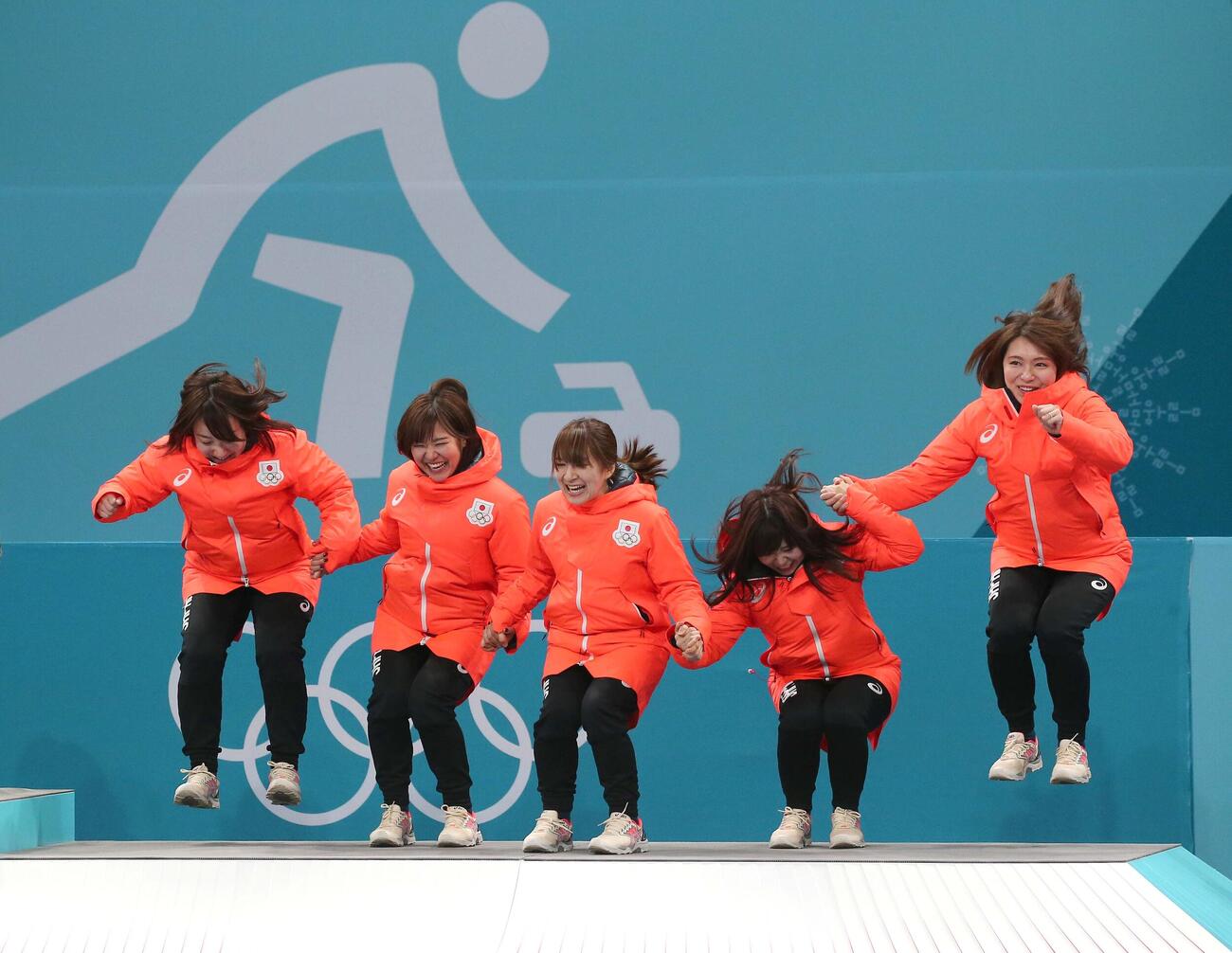 2018年2月、平昌五輪　カーリング女子メダルセレモニー　銅メダルの表彰台にジャンプして上がろうとするもタイミングが合わずバラバラに。左から藤沢、吉田知、鈴木、吉田夕、本橋