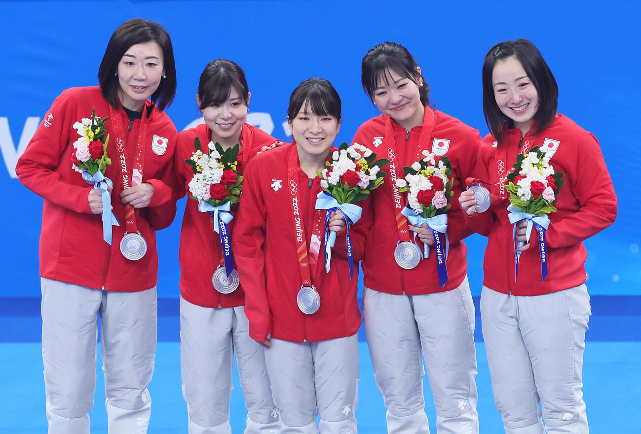 2022年2月、北京五輪カーリング女子決勝　日本対英国　　銀メダルを獲得し笑顔の、左から石崎、吉田夕、鈴木、吉田知、藤沢