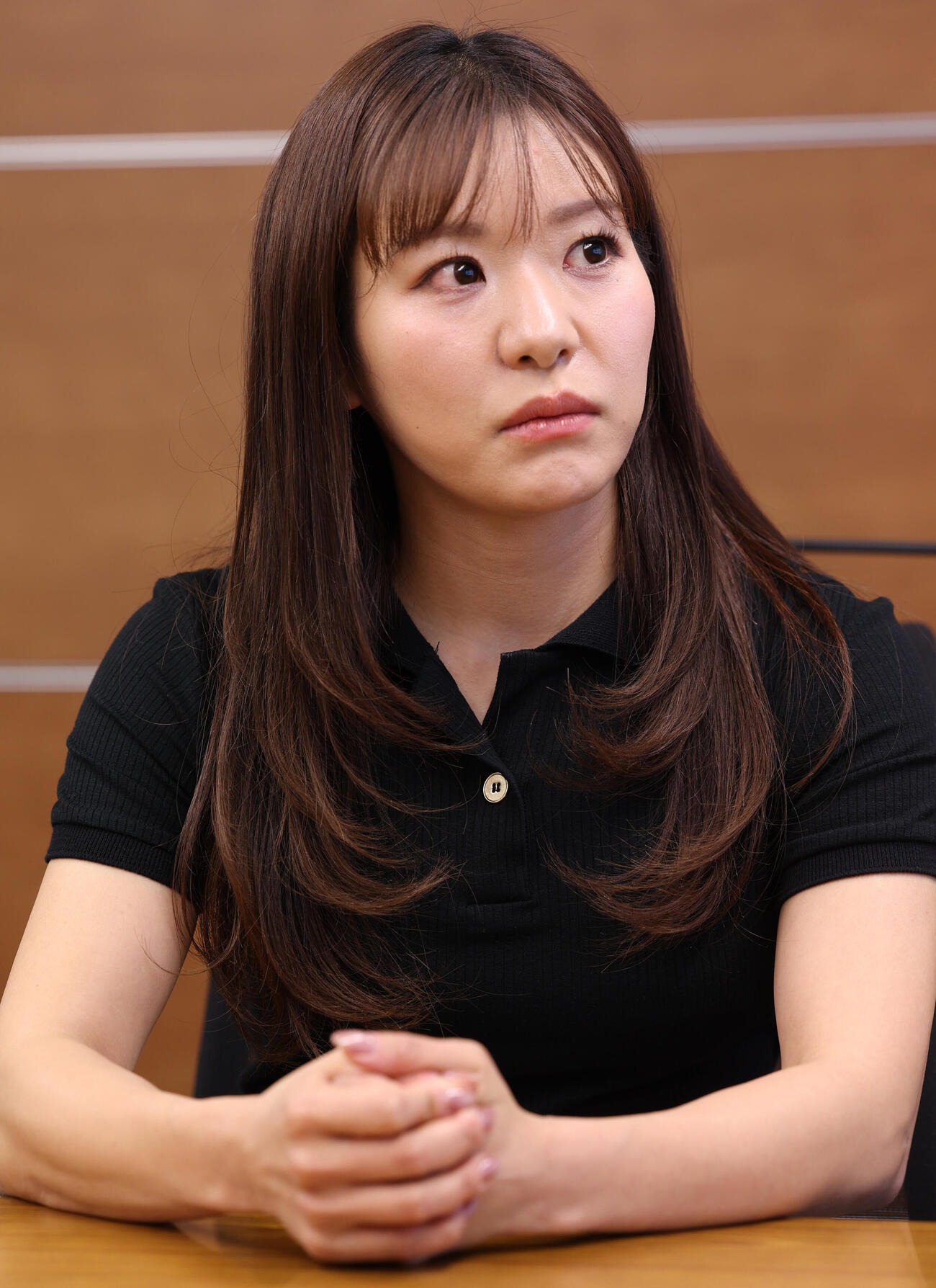 真剣な表情でインタビューに応える吉田知那美（撮影・水谷安孝）