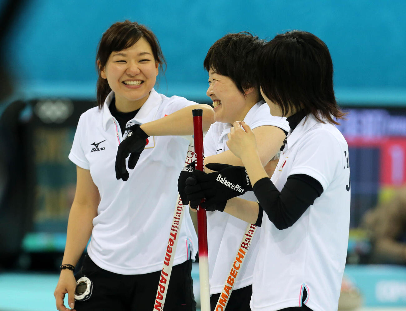 2014年2月、ソチ五輪　カーリング女子1次リーグ　日本対韓国　笑顔を見せる、左から吉田知那美、苫米地美智子、船山弓枝（撮影・PNP）