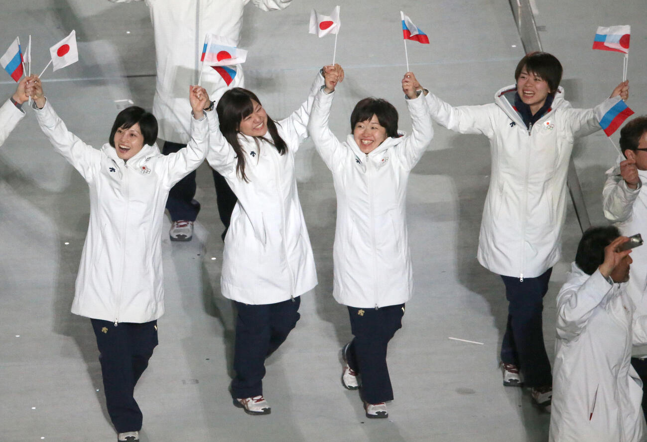 2014年2月、閉会式でスタジアムに入場するカーリング女子チーム。（左から）船山弓枝、吉田知那美、苫米地美智子、小野寺佳歩の4選手