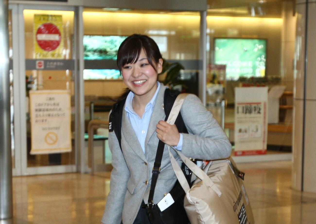 2014年2月、北海道に戻った吉田は笑顔のまま迎えのバスに急ぐ