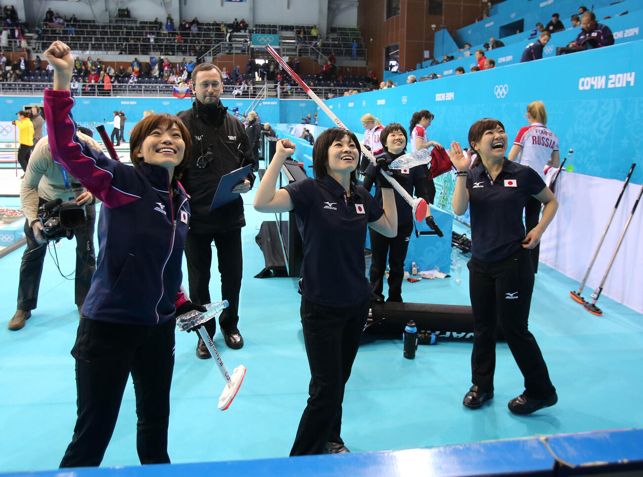 14年2月、ソチ五輪でロシアを破った日本の、左から小笠原歩、船山弓枝、苫米地美智子、吉田知那美
