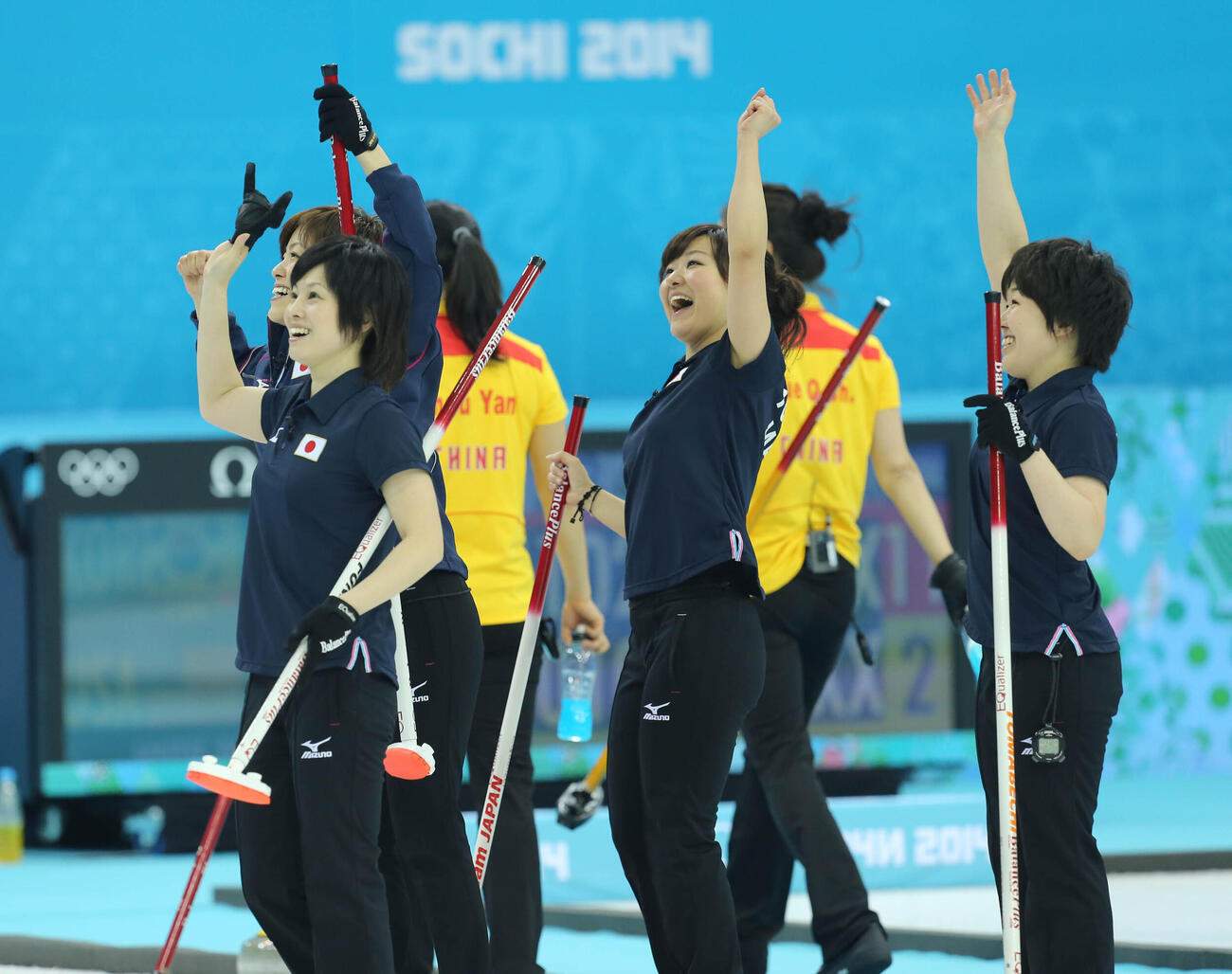 14年2月、ソチ五輪で中国に勝利し喜ぶ日本の選手たち。左から小笠原、船山、吉田知、苫米地