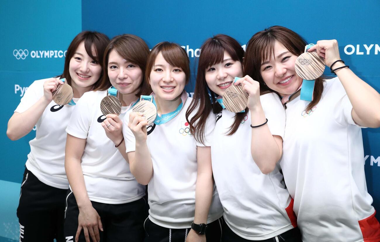 18年2月、平昌五輪で獲得した銅メダルを披露する、左から藤沢、本橋、鈴木、吉田夕、吉田知