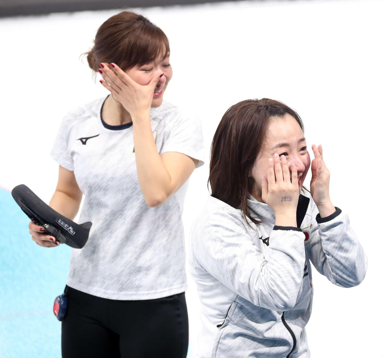 2018年2月、平昌五輪　カーリング女子3位決定戦　日本対英国　英国を下し、銅メダルを獲得した日本のスキップ藤沢（手前）は涙を見せる。後方は吉田知