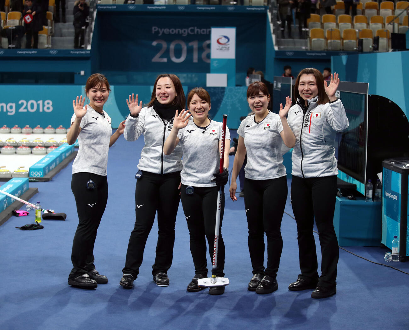 2018年2月、平昌五輪　カーリング女子3位決定戦　日本対英国　銅メダルに輝き喜ぶ、左から吉田知、藤沢、鈴木、吉田夕、本橋（撮影・PNP）