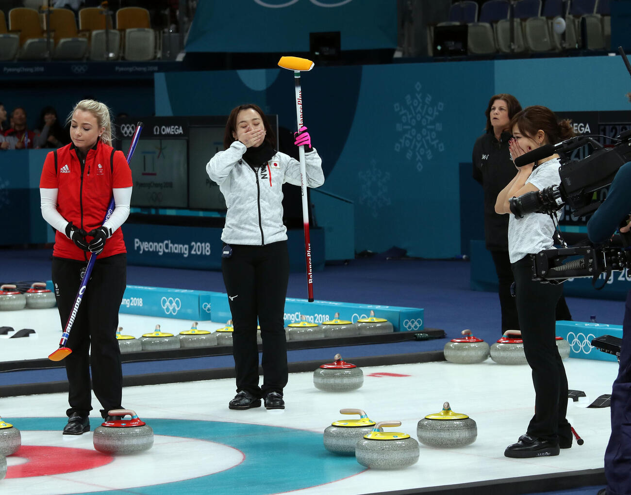 2018年2月、平昌五輪　カーリング女子3位決定戦　日本対英国　第10エンド、英国の最後のショットで日本の勝利が決まった幕切れに、思わず顔を押さえる藤沢（中央）と吉田知（右）（撮影・PNP）