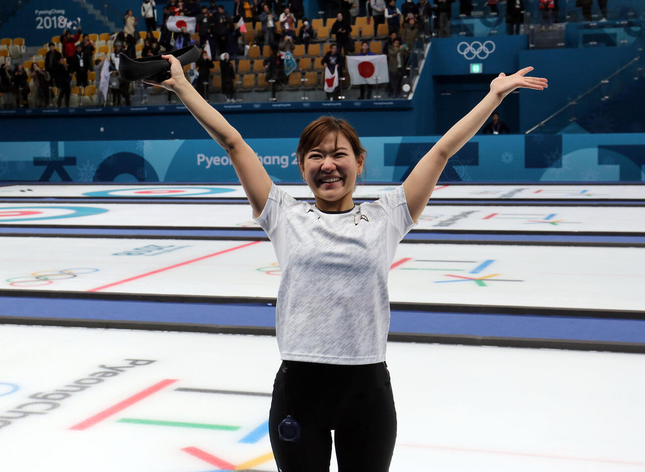 2018年2月、平昌五輪　カーリング女子3位決定戦　日本対英国　銅メダルを勝ち取り、両手を上げてスタンドの歓声に応える吉田知（撮影・PNP）