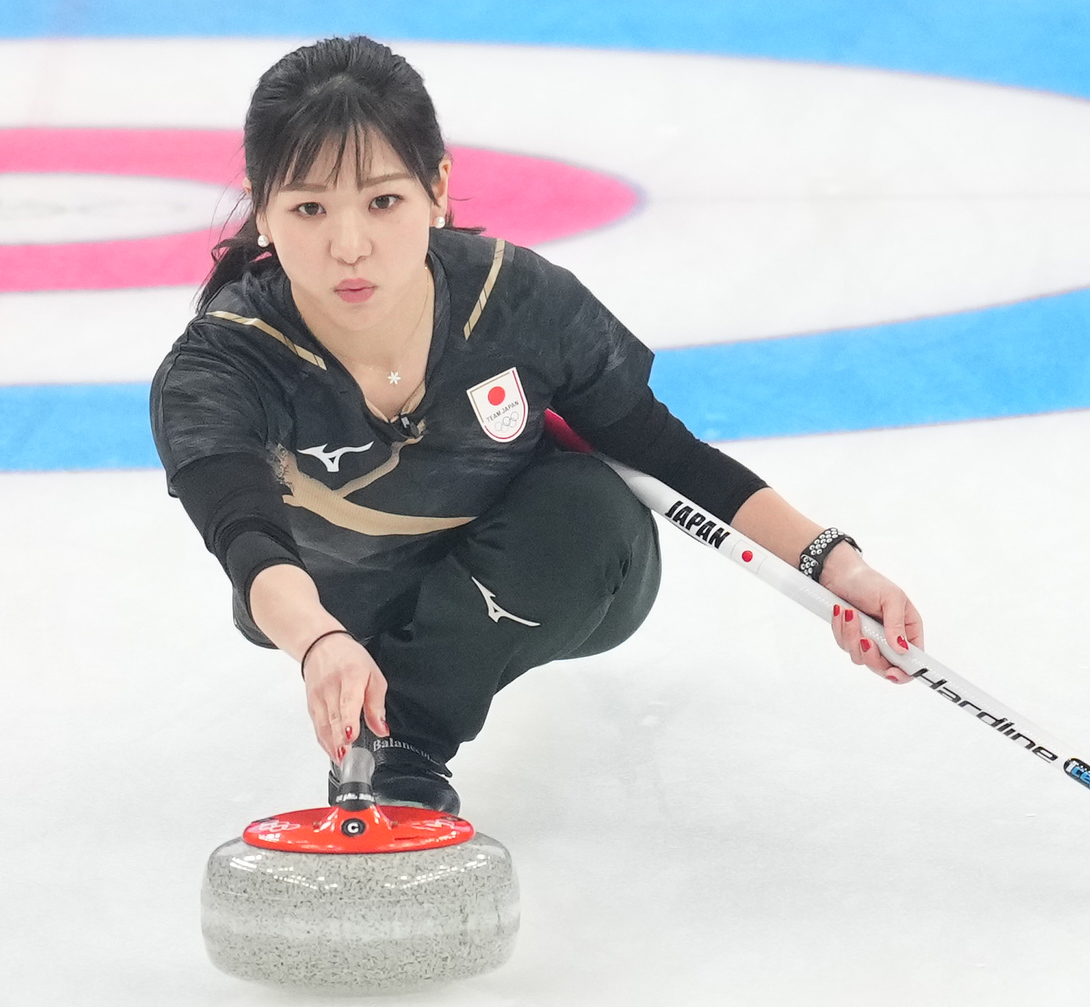 2022年2月、北京五輪カーリング決勝・日本対英国、第4エンド、ショットを放つ吉田知那美