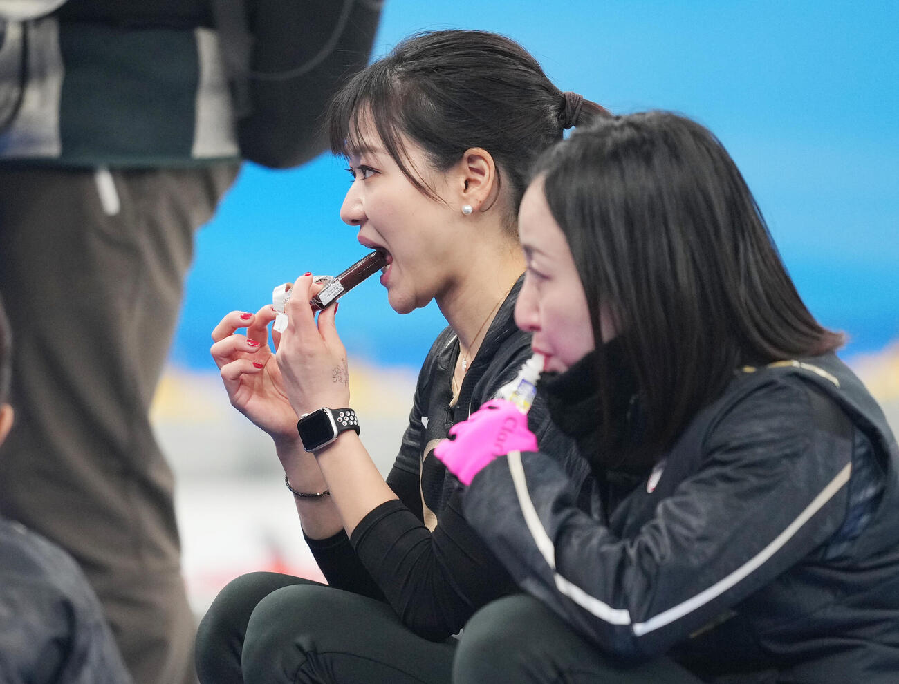 2022年2月、北京五輪カーリング決勝、日本対英国　ハーフタイムに栄養補給する藤沢（右）と吉田知