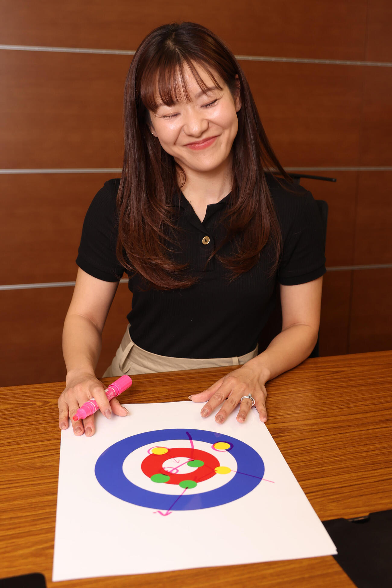 シチュエーションも何も告げず相手の石を全部出しちゃって下さいのムチャ振りに笑顔で応えてくれた吉田知那美（撮影・水谷安孝）