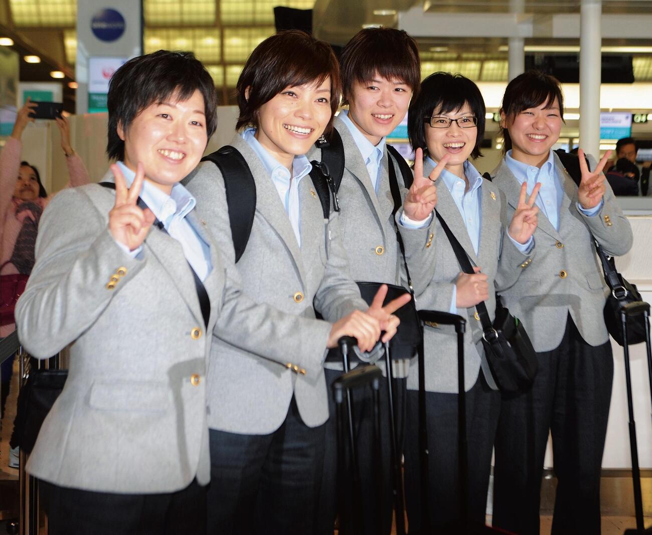 2014年2月、ソチ五輪へ出発したカーリング日本代表。左から苫米地、小笠原、小野寺、船山、吉田