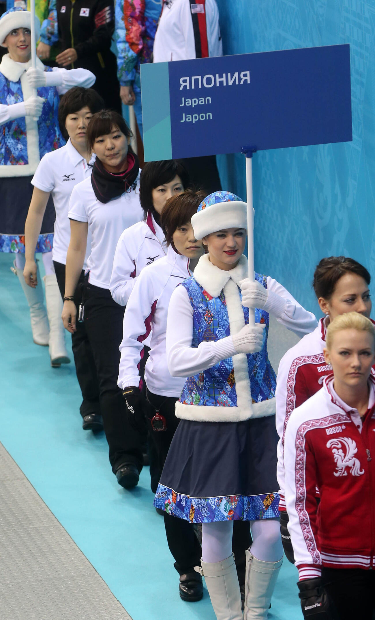 2014年2月、ソチ五輪　カーリング女子1次リーグ　日本対韓国　入場する、手前から小笠原、船山、吉田、苫米地の4選手（撮影・PNP）