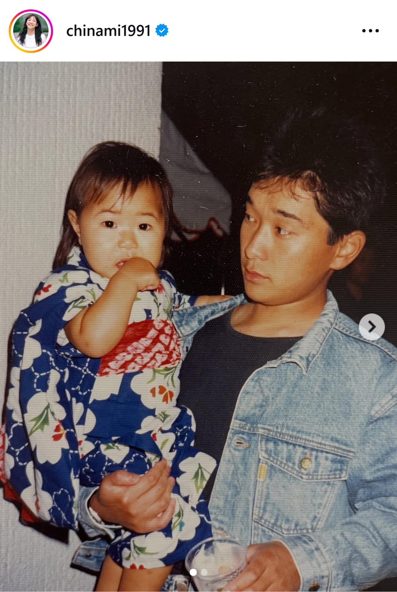 父親に抱っこされる幼少期の吉田知那美（吉田知那美のインスタグラムから）