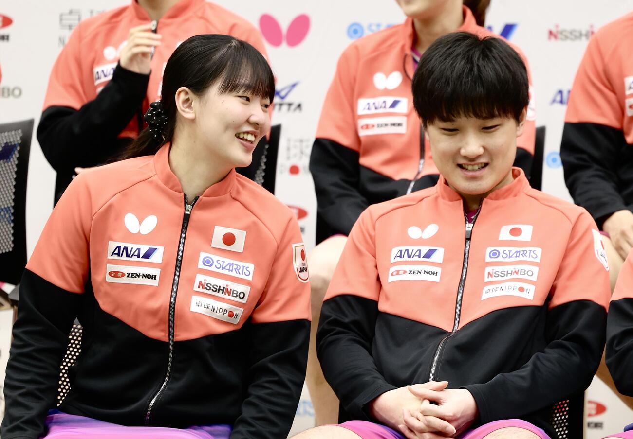 卓球日本代表記者会見　笑顔で言葉を交わす張本美和（左）と張本智和（2026年4月14日撮影）