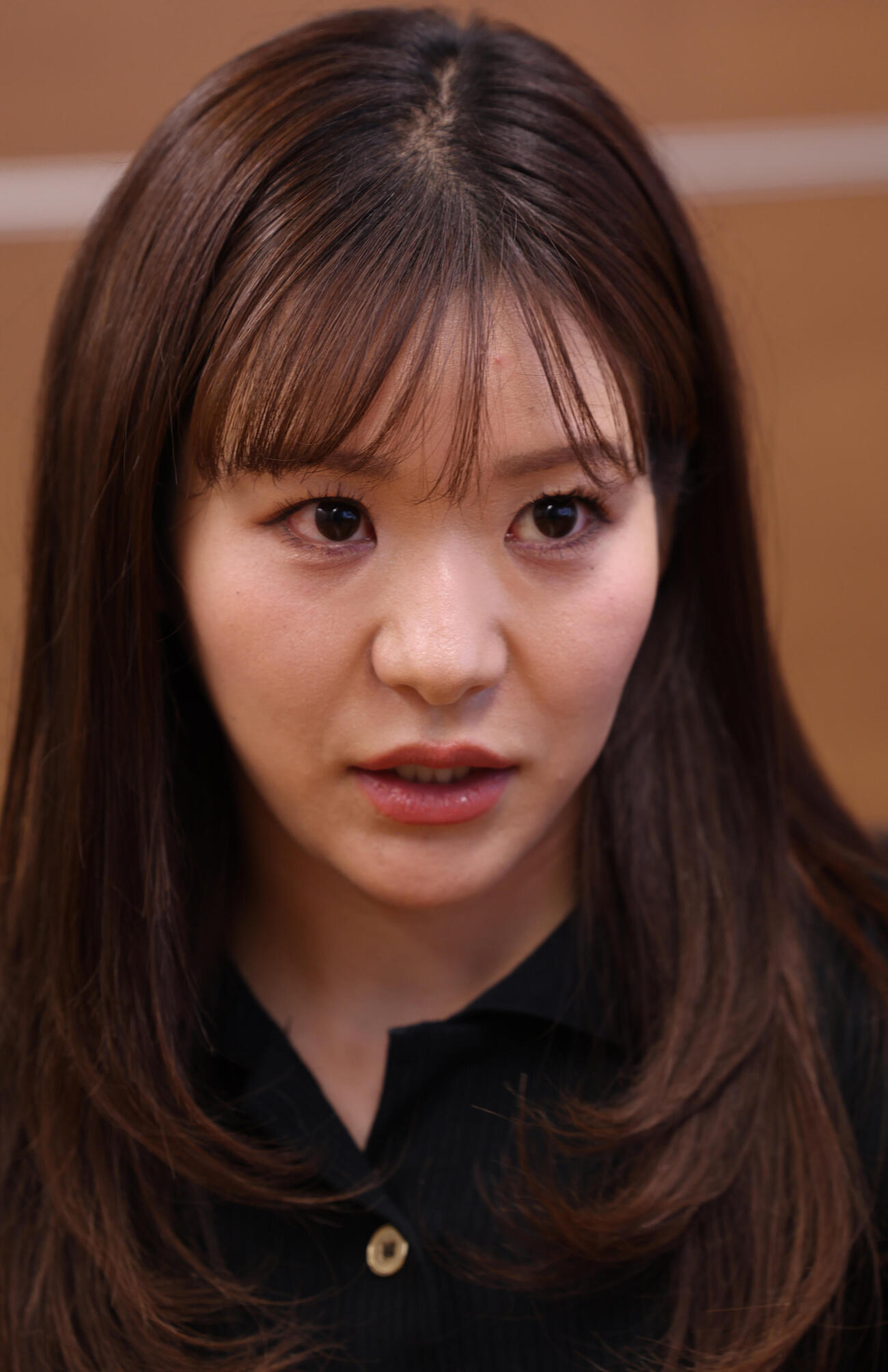 真剣な表情でインタビューに応える吉田知那美（撮影・水谷安孝）