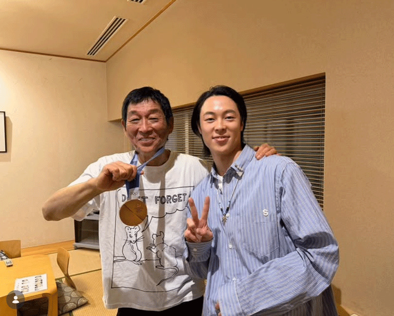 小林陵侑と明石家さんま（「小林陵侑 TEAM ROY」のインスタグラムから）