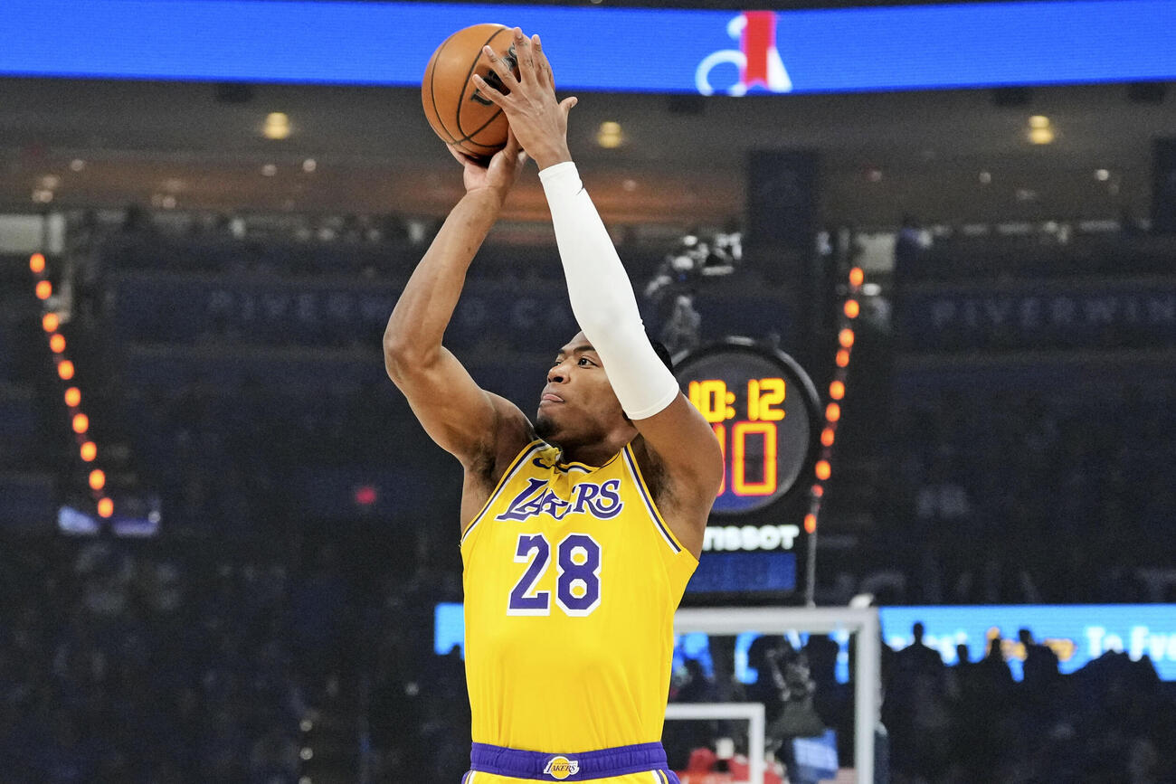 サンダーとの西カンファレンス準決勝第1戦でシュートを放つレイカーズの八村＝オクラホマシティー（AP＝共同）