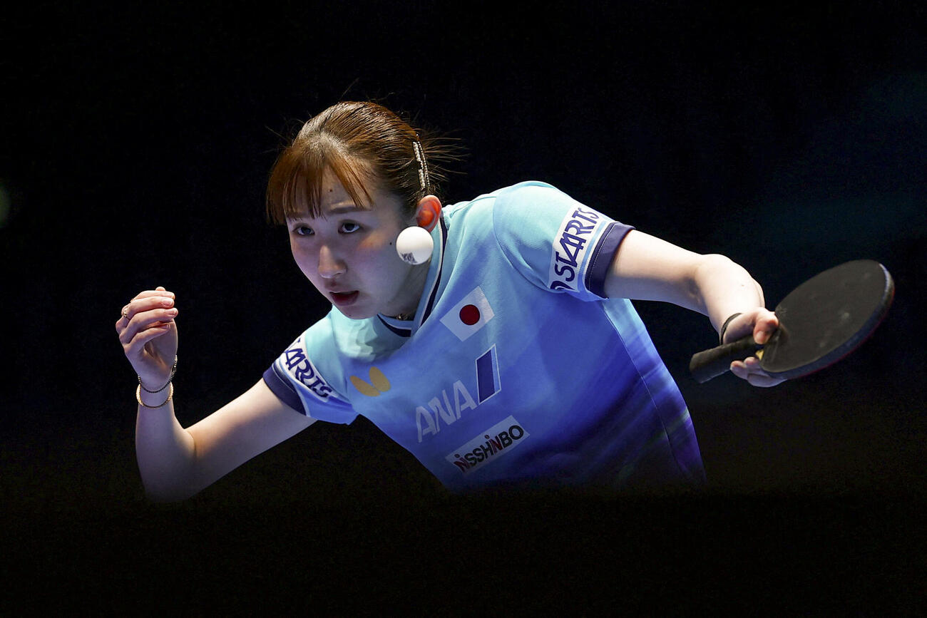 女子決勝トーナメント2回戦のルクセンブルク戦でプレーする早田ひな＝ロンドン（ロイター＝共同）