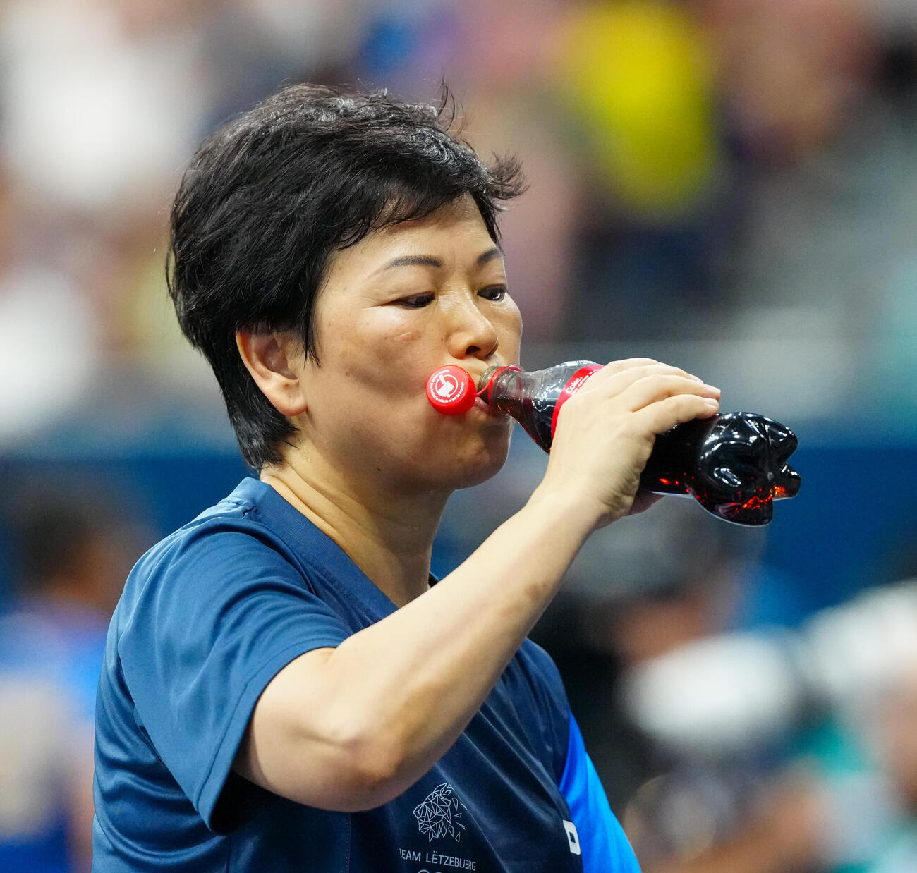 卓球女子シングルス2回戦で清涼飲料水を飲むルクセンブルクのニ・シャリャン（2024年7月31日撮影）