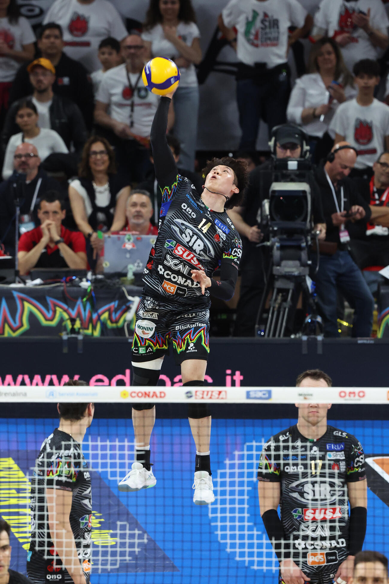 サーブを放つペルージャの石川祐希（C）Lega Pallavolo Serie A