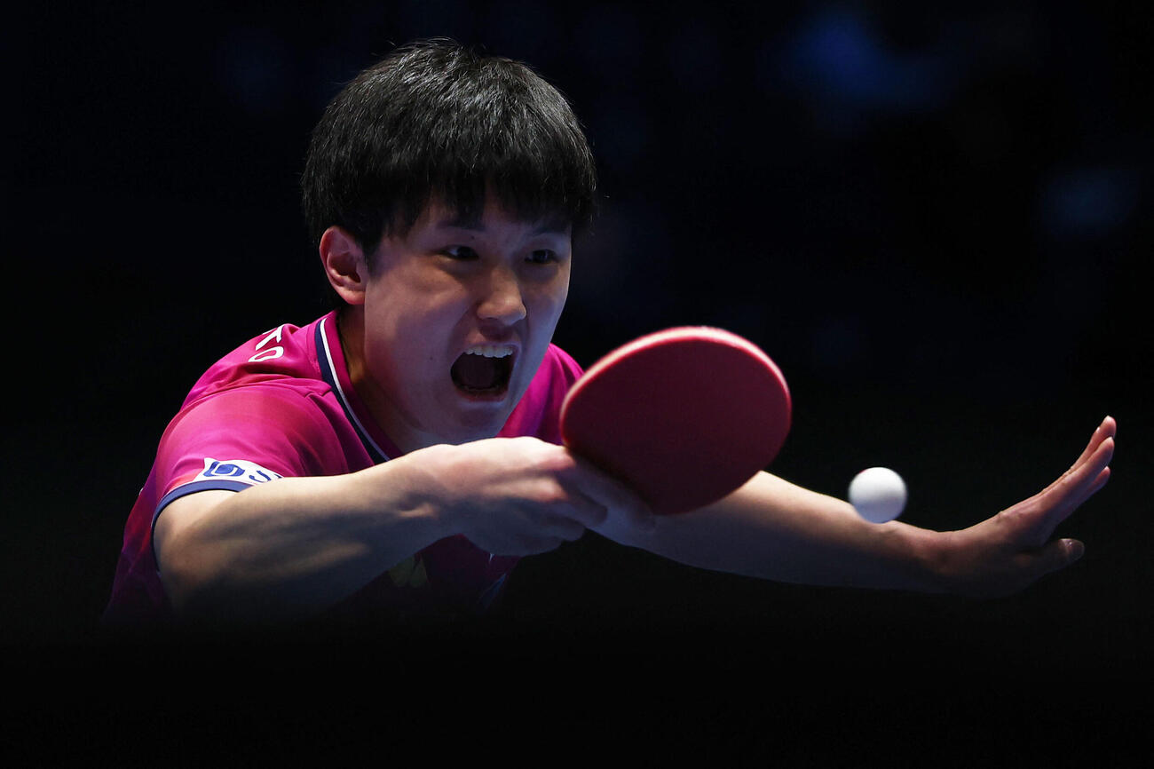 男子決勝トーナメント2回戦、カザフスタンに勝利した張本智和（ロイター）
