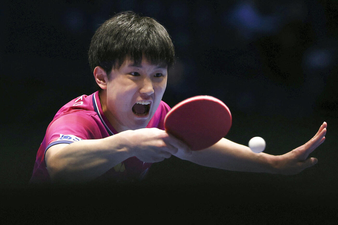 男子決勝トーナメント2回戦のカザフスタン戦でプレーする張本智和（ロイター＝共同）