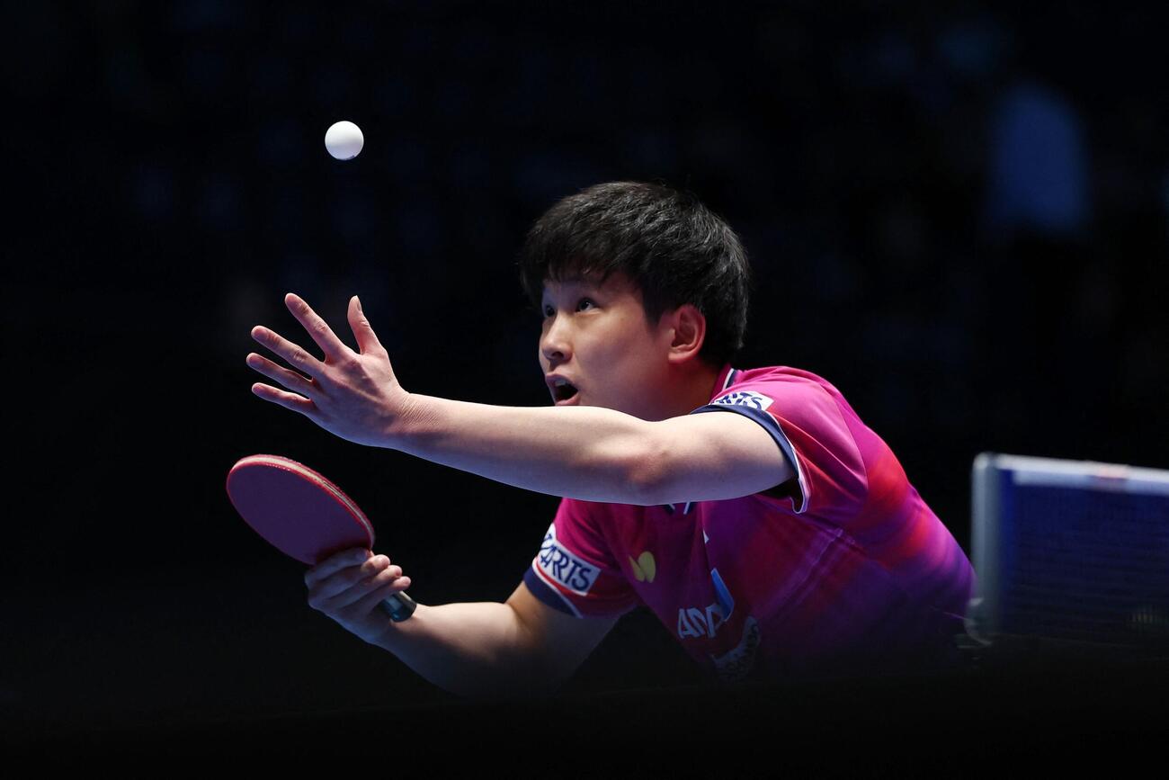 男子決勝トーナメント2回戦、カザフスタンに勝利した張本智和（ロイター）